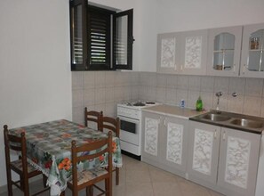 Fridge, oven, stovetop, cookware/dishes/utensils - Studio Apartment (Vodice)