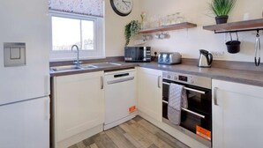 Mikrovågsugn, ugn, diskmaskin och barnstol