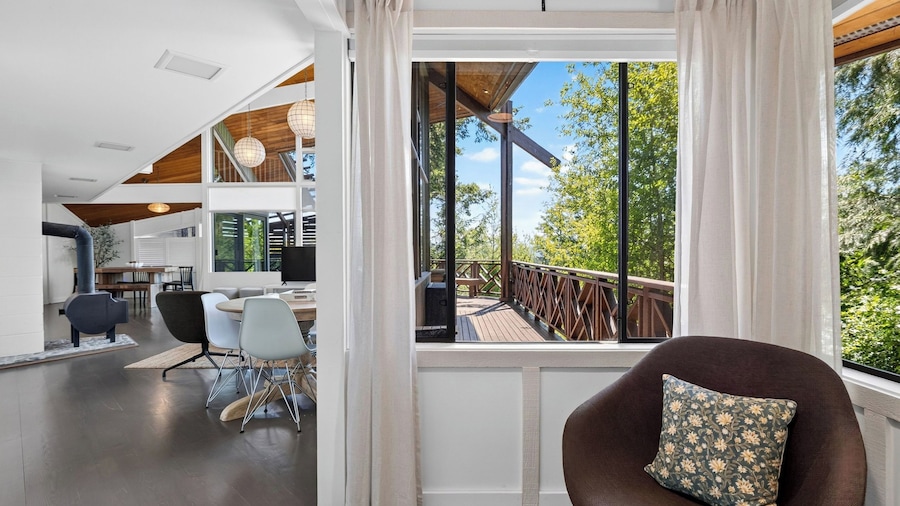 The Grove at Mutiny Bay by Avantstay Walk to Beach Shared Pool + Pickleball Court + Water Views