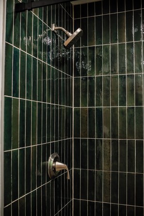 Een douche, een haardroger, handdoeken, zeep