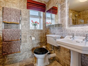 A bathroom with a toilet, sink, and shower. - 1 Bed in Sherborne (oc-87292) (Lillington)