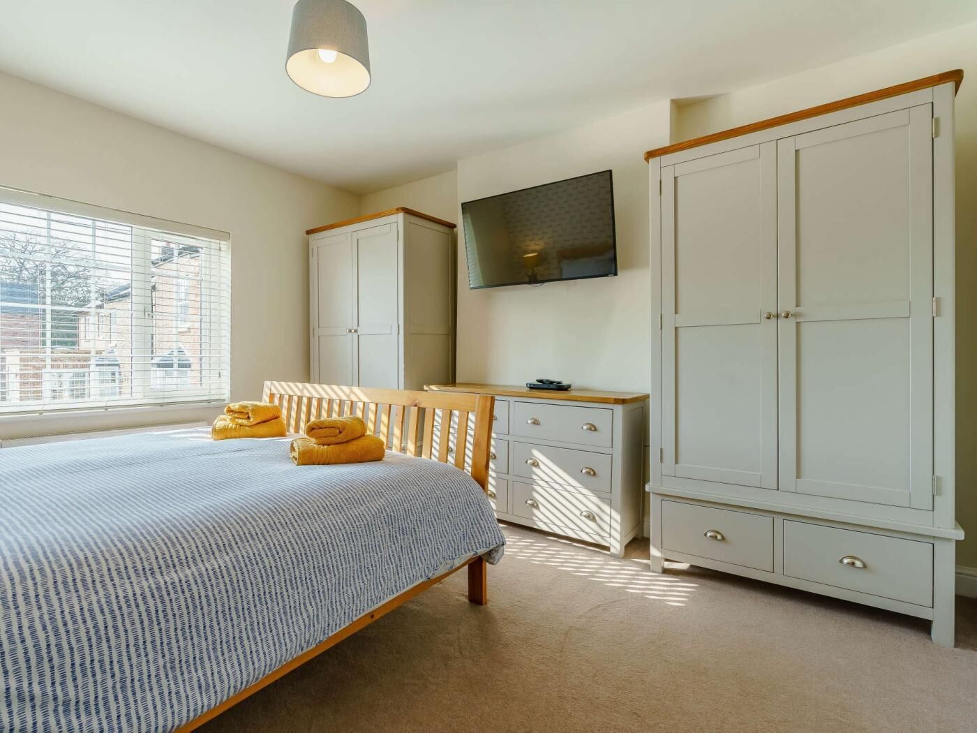 2 bedrooms, travel cot, free WiFi, bed sheets