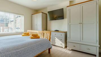 2 bedrooms, travel cot, free WiFi, bed sheets