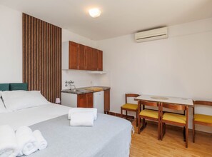 Room - One Bedroom Apartment with Balcony (Malinska)