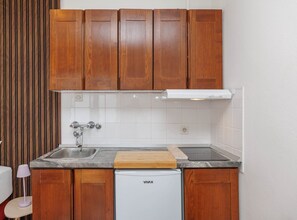 Private kitchen - One Bedroom Apartment with Balcony (Malinska)