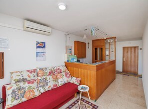 Lobby - Classic One Bedroom Apartment with Balcony and Sea View (Malinska)