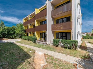 Exterior - Classic One Bedroom Apartment with Balcony (Malinska)