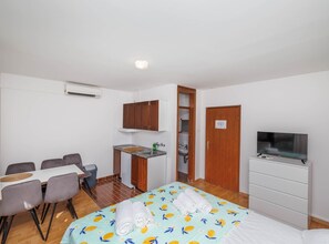 Bedroom - Classic One Bedroom Apartment with Balcony (Malinska)