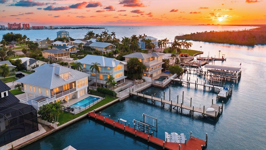 Sunset Slip by Avantstay Private Pool + Dock + Bay Views Walk to Beach + Times Square