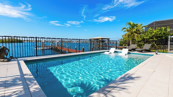 Sunset Slip By Avantstay Private Pool + Dock + Bay Views Walk To Beach + Times Square - Fort Myers Beach, FL
