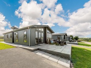 Outdoor dining - 2 Bed in Tenby (oc-87832) (Penally)