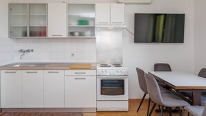 Kühlschrank, Toaster, Kochgeschirr/Geschirr/Besteck