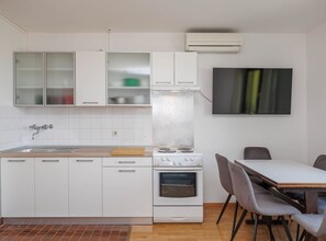 Private kitchen - Superior One Bedroom Apartment with Balcony and Sea View (Malinska)
