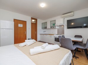 Room - Superior One Bedroom Apartment with Balcony and Sea View (Malinska)