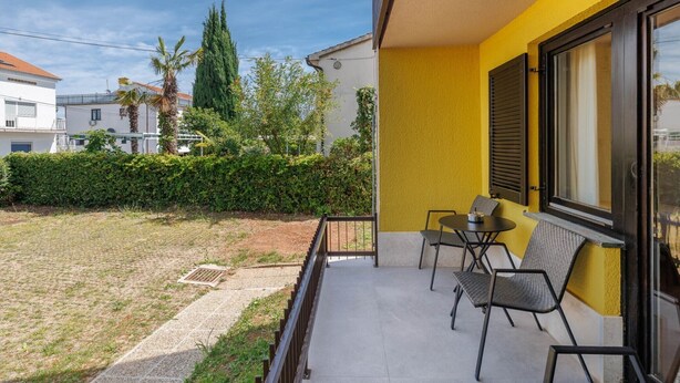 Outdoor dining - Studio Apartment with Terrace (Malinska)