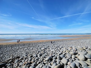 Ein felsiger Strand mit blauem Himmel.