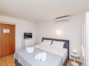 Internet, bed sheets - Comfort Studio Apartment with Terrace (Malinska)