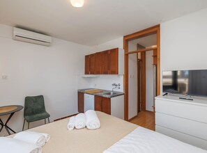 Bedroom - Studio Apartment with Balcony (Malinska)