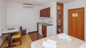 Room - Classic Studio Apartment with Balcony (Malinska)