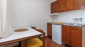 Refrigerador, tostadora y utensilios de cocina 