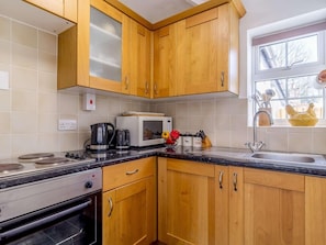 Oven, cookware/dishes/utensils - 1 Bed in Norwich (oc-87415) (Hainford)