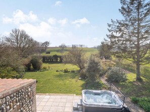 Outdoor spa tub - 5 Bed in Norwich (oc-87444) (Southrepps)