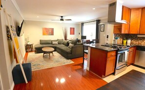 Smart TV, computer monitors - Quiet PB Retreat w/ Cal KING Bed, AC & Parking (San Diego)