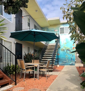 Outdoor dining - Quiet PB Retreat w/ Cal KING Bed, AC & Parking (San Diego)