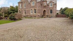 A large stone building with multiple windows and a central entrance. - 1 Bed in Crieff (oc-87497) (Crieff)