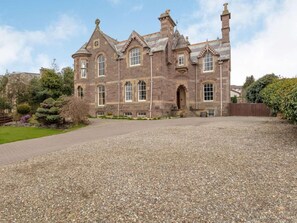 A large stone building with multiple windows and a central entrance. - 1 Bed in Crieff (oc-87497) (Crieff)