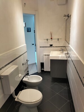 Douche, sèche-cheveux, bidet, serviettes fournies