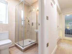 Bathroom - 2 Bed in Saltash (oc-87704) (Saint Mellion)