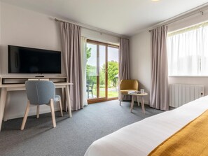 Travel crib, WiFi (free), bed sheets - 2 Bed in Saltash (oc-87704) (Saint Mellion)