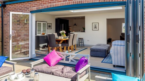 Un espacio habitable de concepto abierto con comedor, cocina y zona de estar.
