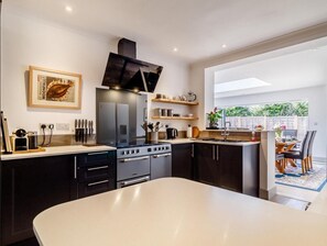 Oven, dishwasher, cookware/dishes/utensils - 3 Bed in King's Lynn (oc-88225) (Burnham Market)