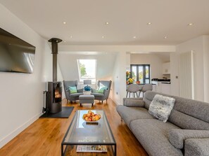 TV, fireplace - 4 Bed in New Romney (oc-88208) (Greatstone)