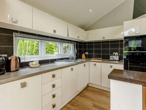 Oven, dishwasher, high chair, cookware/dishes/utensils - 2 Bed in Barnstaple (oc-87360) (Kentisbury)