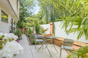 Outdoor dining - 3 Bed in Ludlow (oc-88595) (Ludlow)