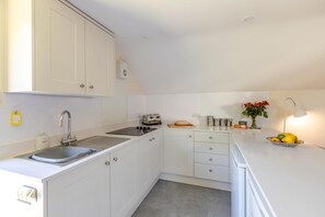 Oven, high chair, cookware/dishes/utensils - 1 Bed in Dorchester (oc-88611) (Litton Cheney)