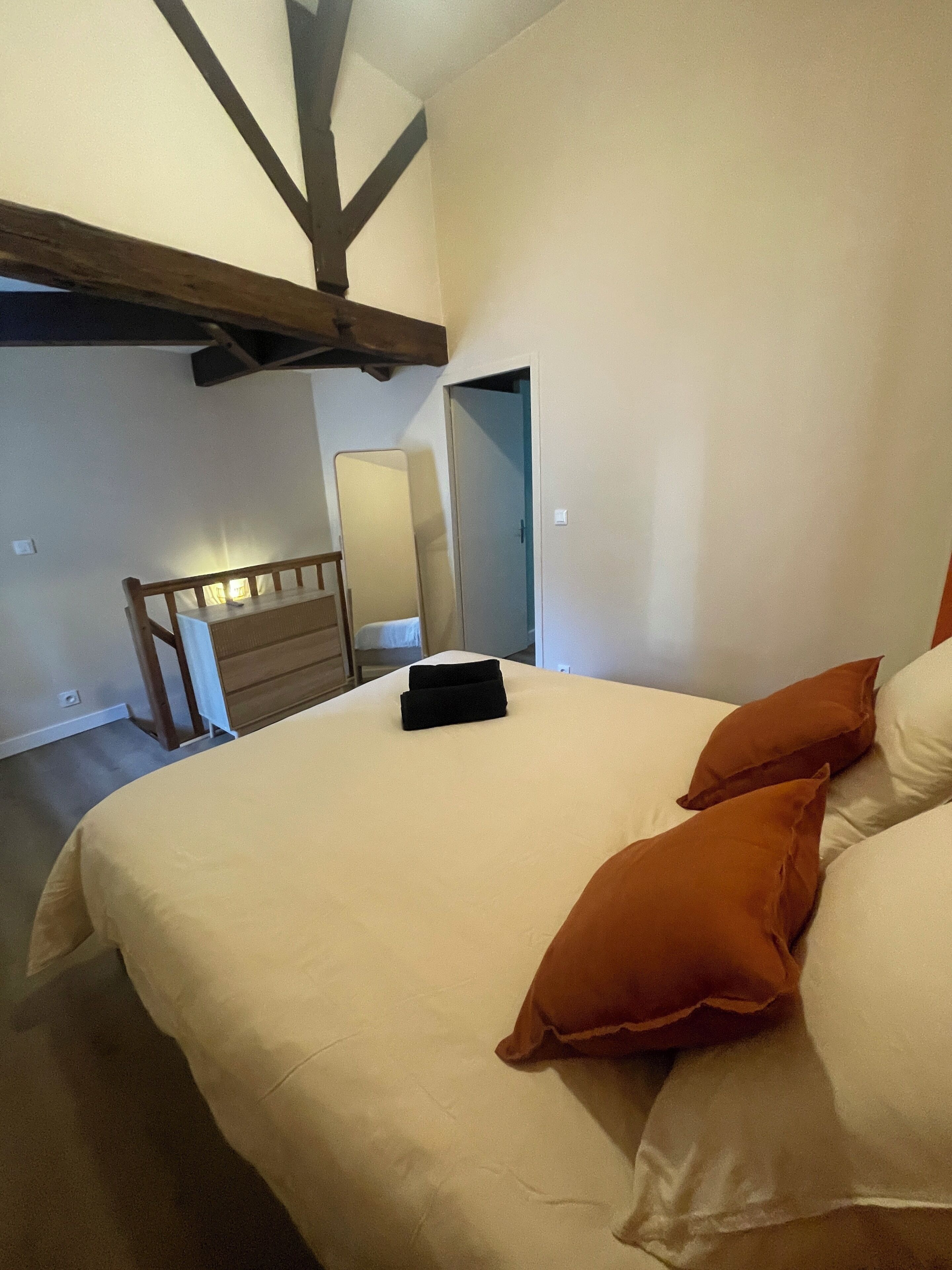 Planxa i posts de planxar, wifi i roba de llit 