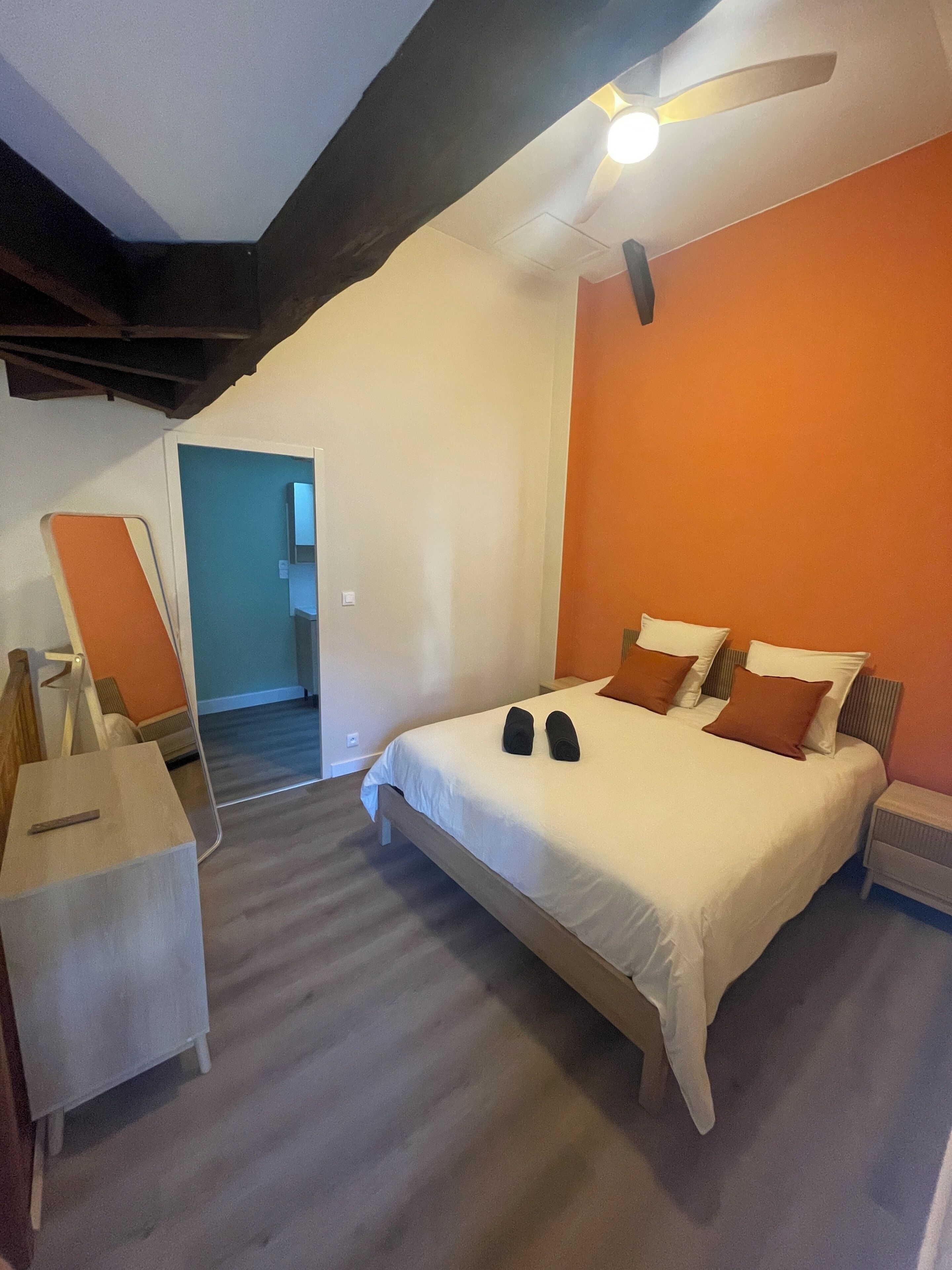 Iron/ironing board, WiFi, bed sheets