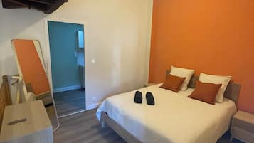 Iron/ironing board, WiFi, bed sheets