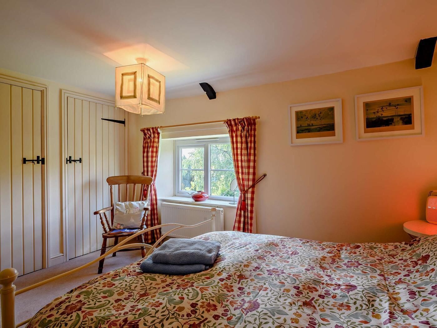 Travel cot, free WiFi, bed sheets