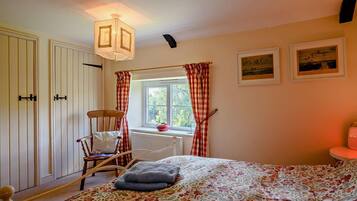 Travel cot, free WiFi, bed sheets