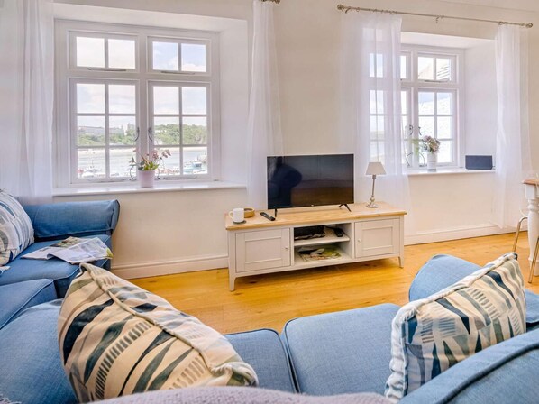 Living area - 2 Bed in Tenby (oc-88608) (Tenby)