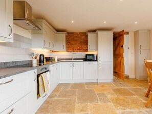 Oven, dishwasher, high chair, cookware/dishes/utensils - 3 Bed in Whitchurch (oc-88915) (Wem Rural)