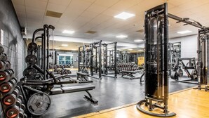 A gym with various weightlifting equipment, a bench, and a mirrored wall. - 2 Bed in Saltash (oc-87715) (Saint Mellion)