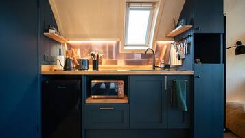 Microwave, coffee/tea maker, toaster, cookware/dishes/utensils