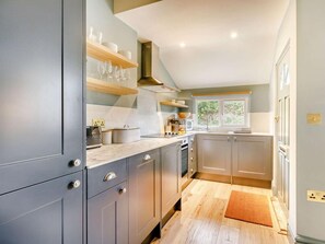 Oven, dishwasher, cookware/dishes/utensils - 1 Bed in Bridport (oc-87528) (Charmouth)