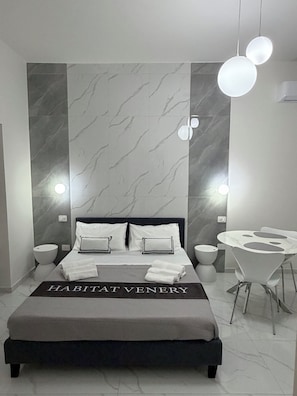 Junior Double Room | In-room safe, soundproofing, free WiFi - habitat modern venery (Marcianise)